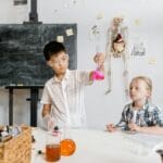 Lekcja z AI krok po kroku: od celu do zadania, które angażuje uczniów Dzieci prowadzą doświadczenia chemiczne na lekcji w szkolnym laboratorium