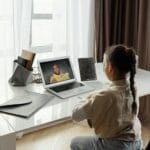 Dziewczynka na edukacji domowej podczas lekcji online z nauczycielem