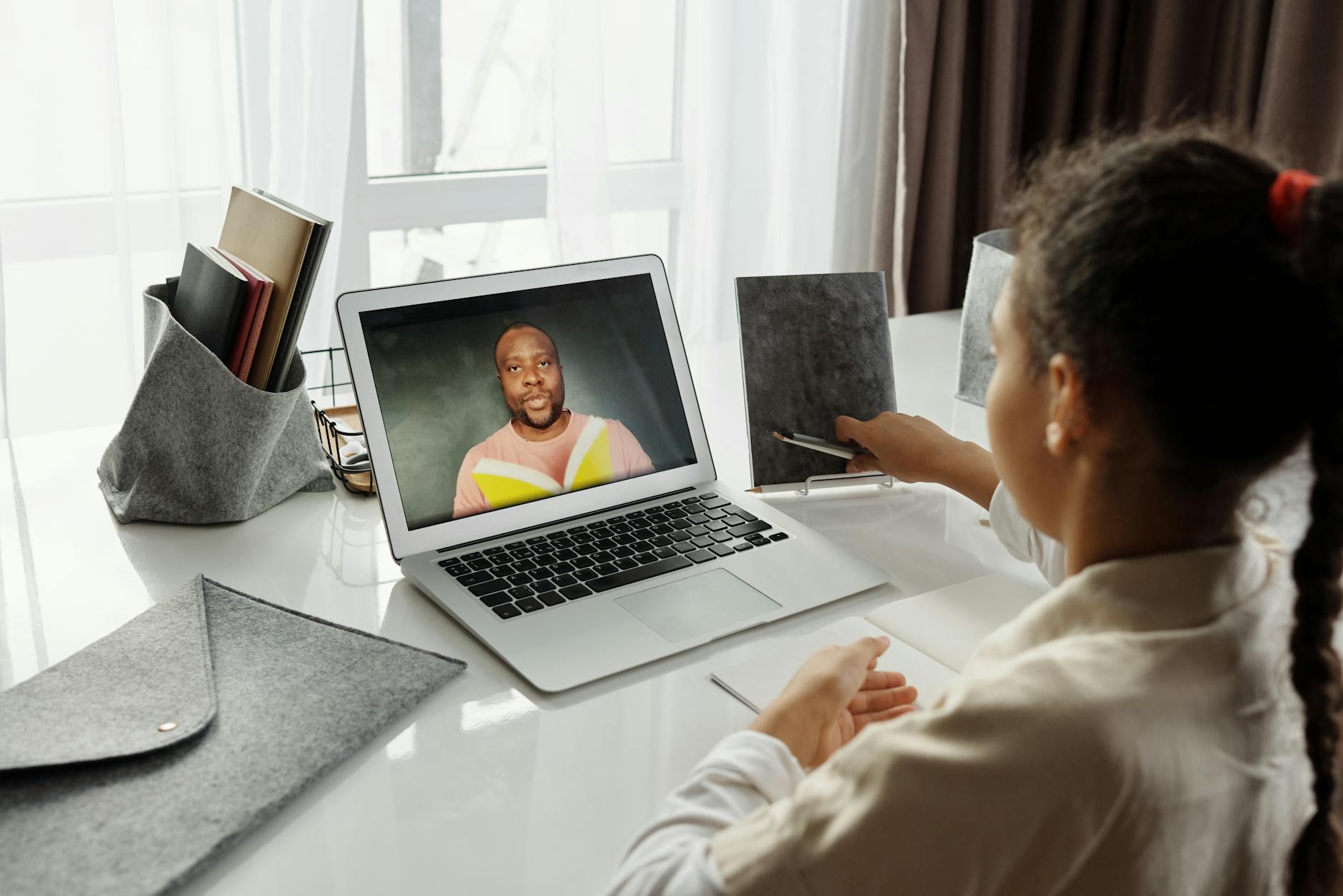Dziewczynka na lekcji online w domu przed laptopem