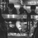 Ludzie nakładają jedzenie z bufetu w stołówce szkolnej