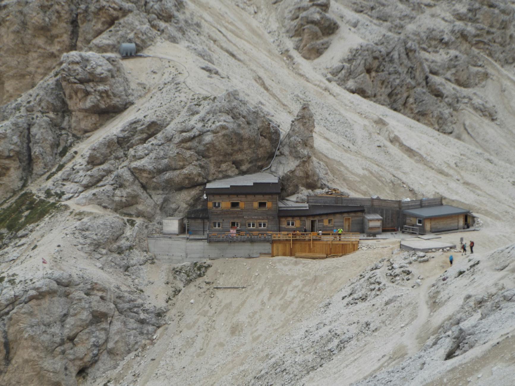 Górskie schronisko wśród skalistych szczytów włoskich Alp