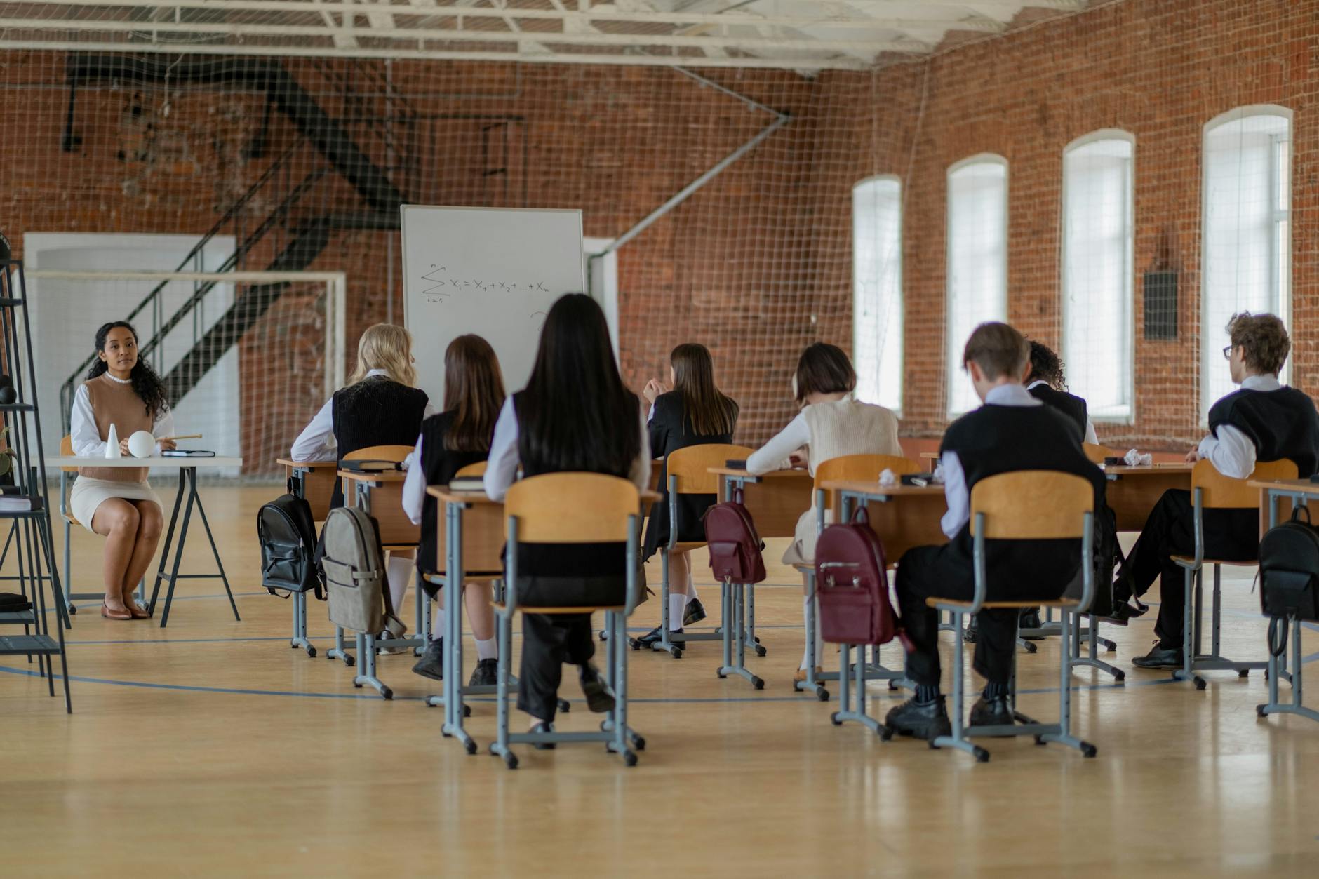 Uczniowie w klasie słuchający nauczyciela podczas lekcji