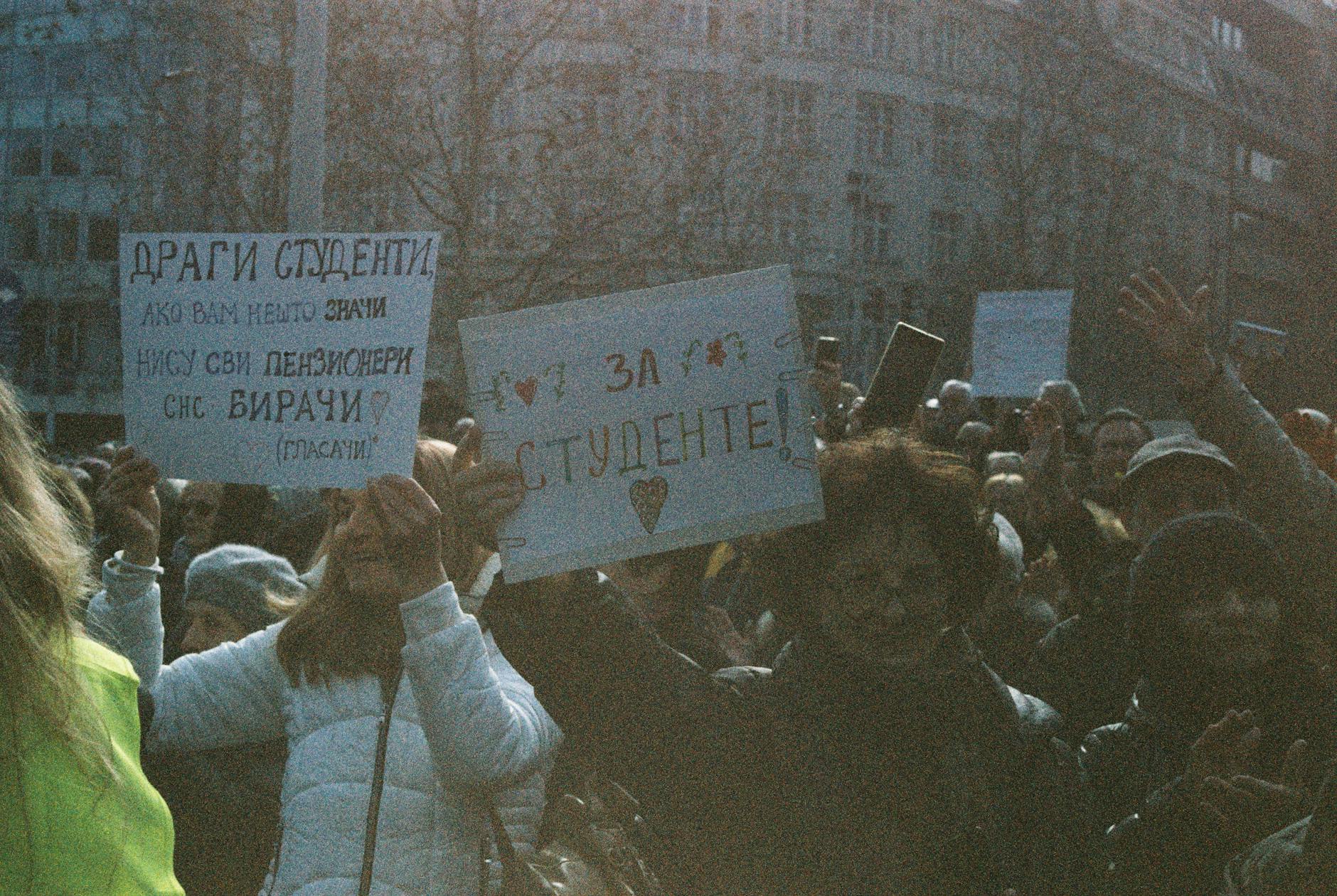 Uczniowie z transparentami protestują na zewnątrz szkoły