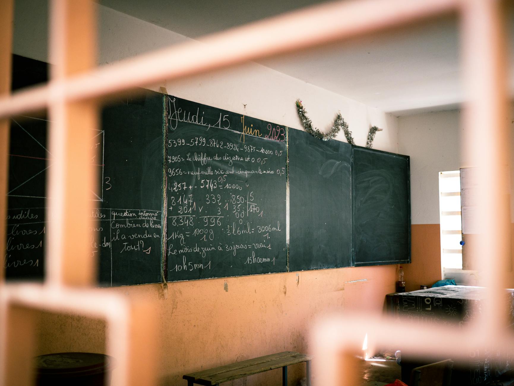 Sala lekcyjna z tablicą pełną równań matematycznych po francusku