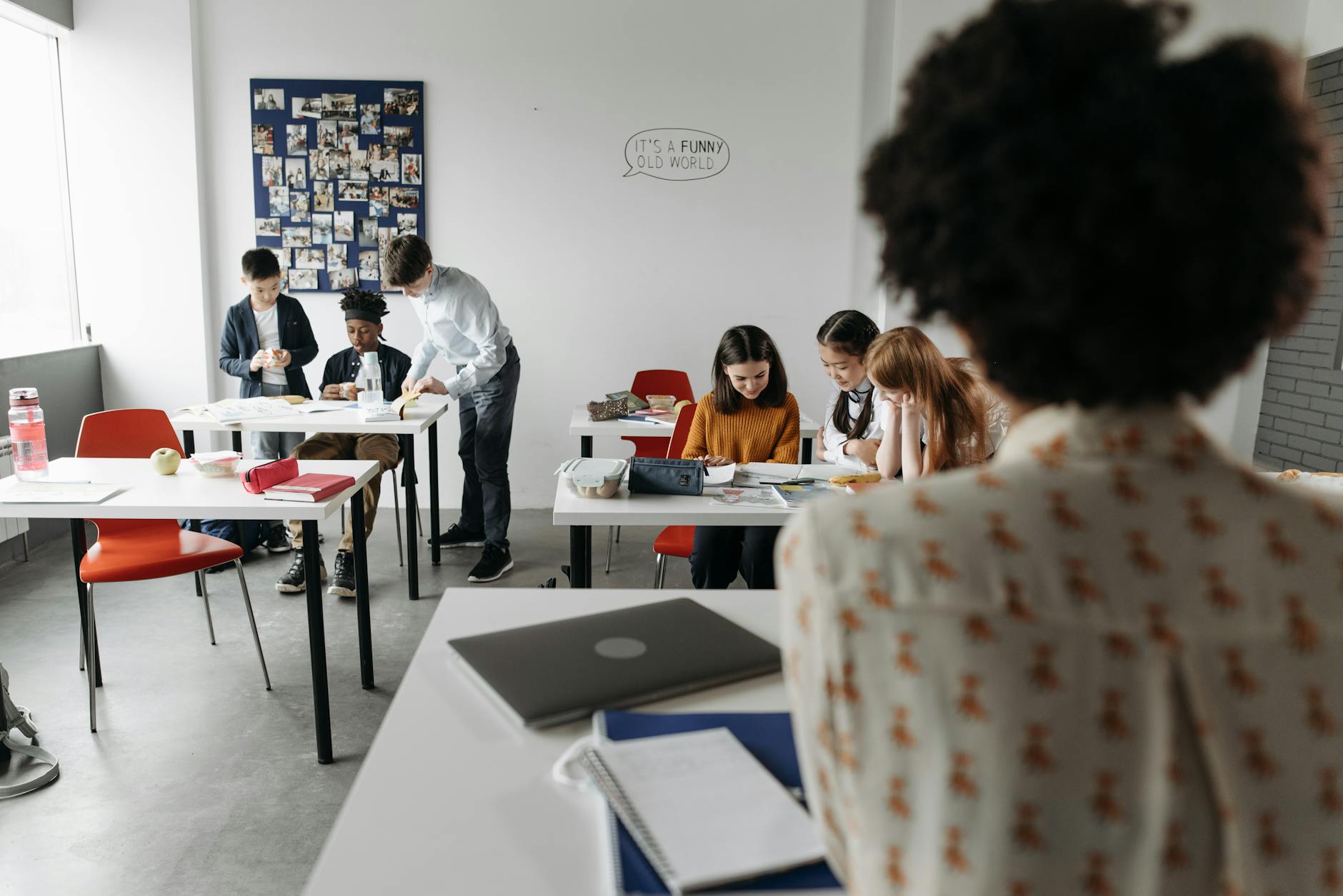 Uczniowie pracują w nowoczesnej klasie z różnymi aktywnościami