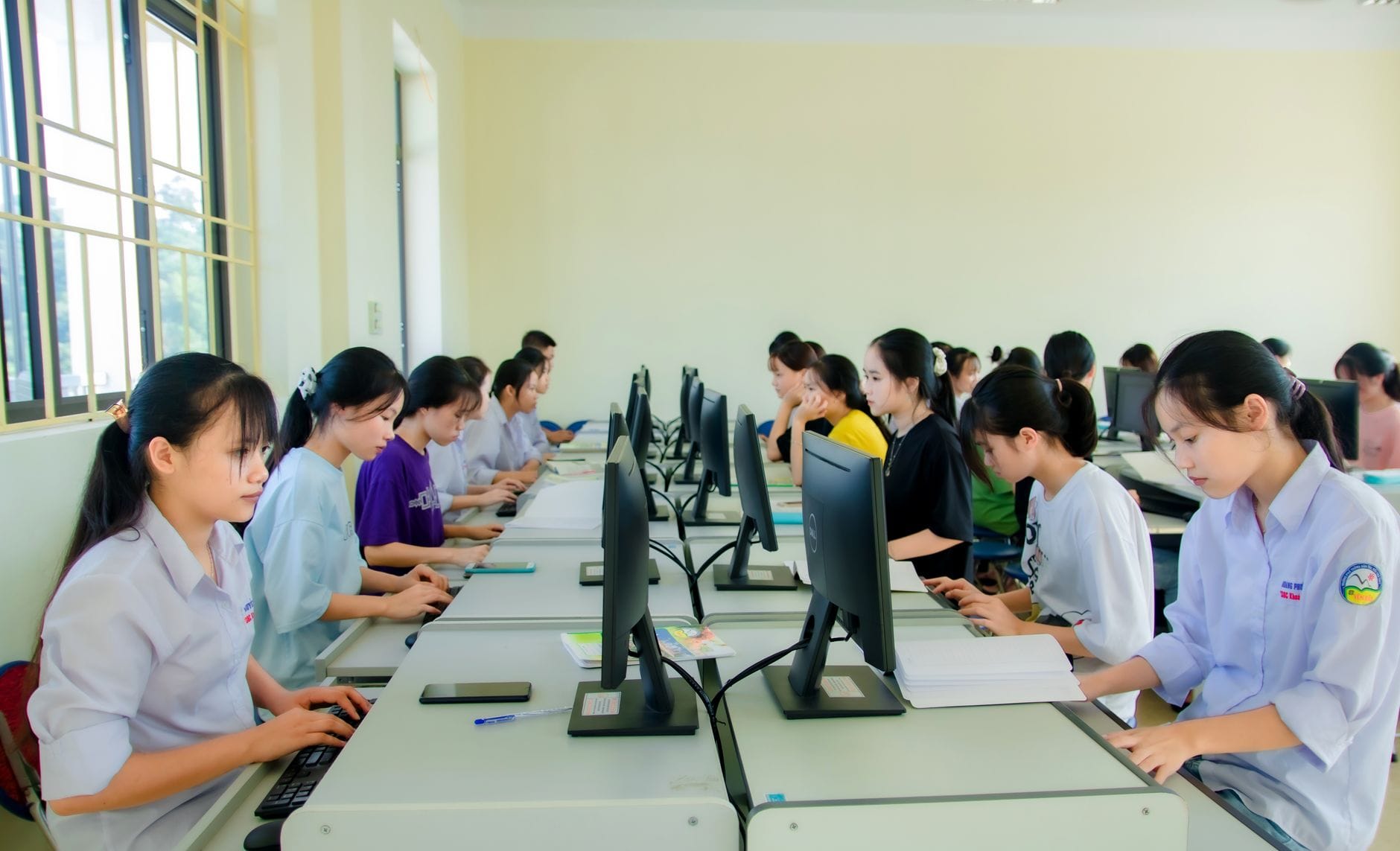 Jak szkoły na świecie uczą kompetencji cyfrowych i czego możemy się nauczyć Studenci pracują przy komputerach podczas zajęć na uczelni