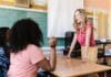 Wczesna edukacja matematyczna – zabawy i ćwiczenia, które rozwijają dziecięcą ciekawość Nauczyciel angażuje uczniów w