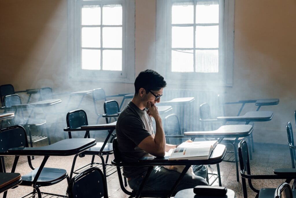 Student uczy się samotnie w nasłonecz