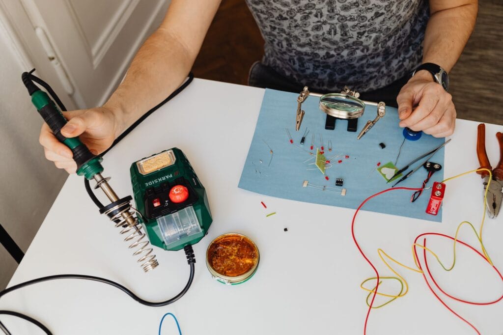 Szkolny Makerspace krok po kroku: jak stworzyć kącik majsterkowania z tanich materiałów